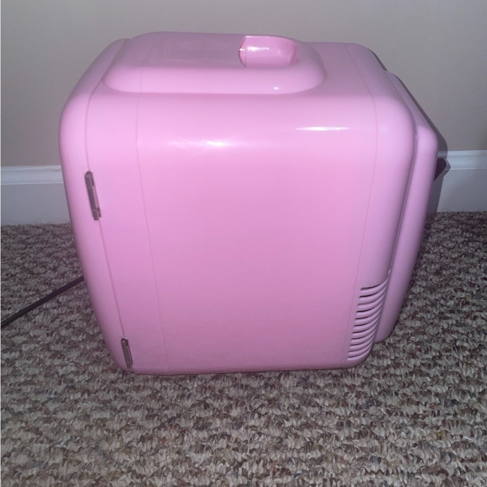 Pink Mini fridge - Picture 4 of 6